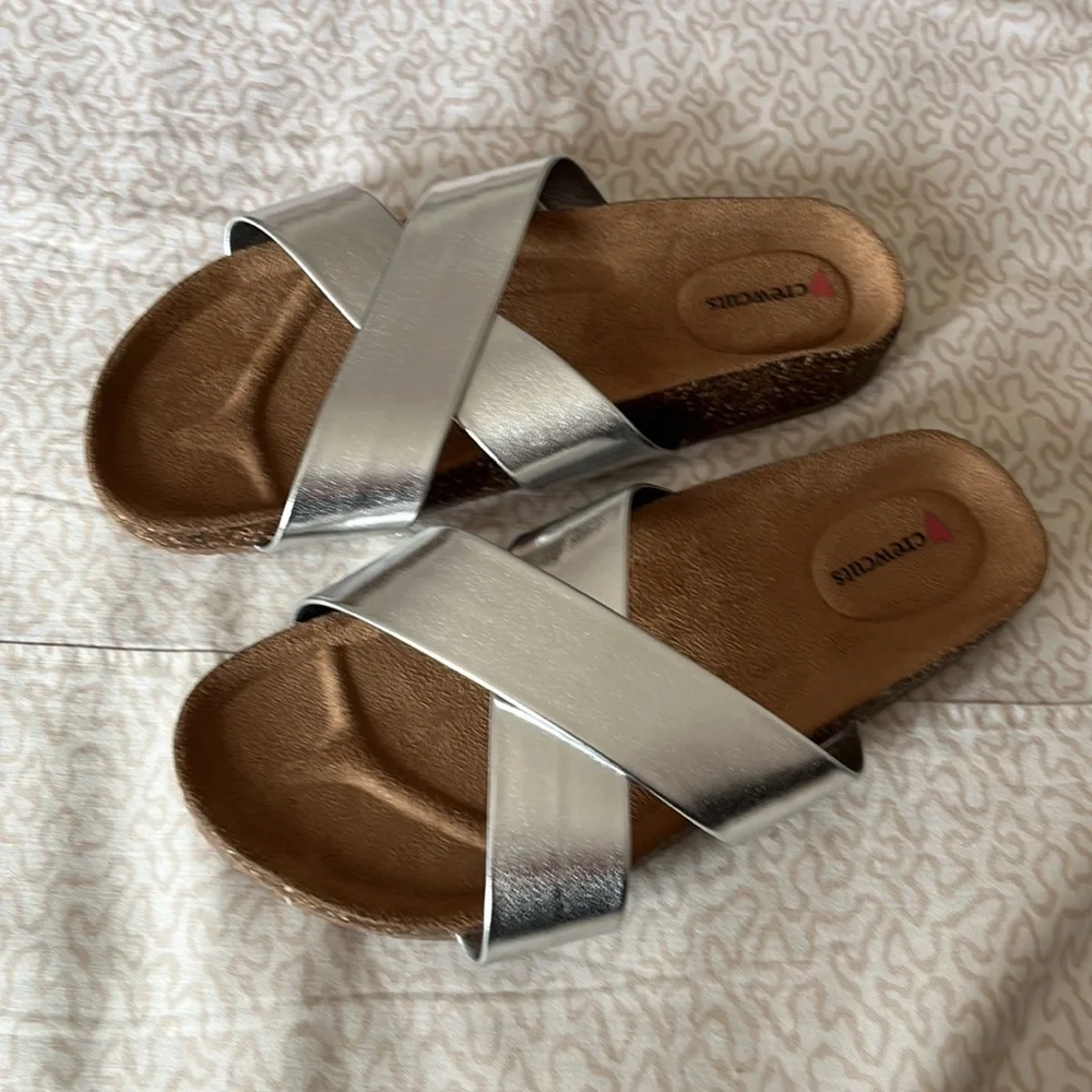 NWT Crewcuts girls silver metallic sandals that fits size 3
